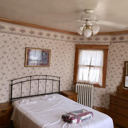 Scarlett House Victorian B & B Janesville Exteriör bild