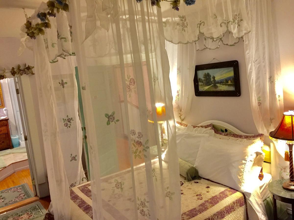 Scarlett House Victorian B & B Janesville Exteriör bild