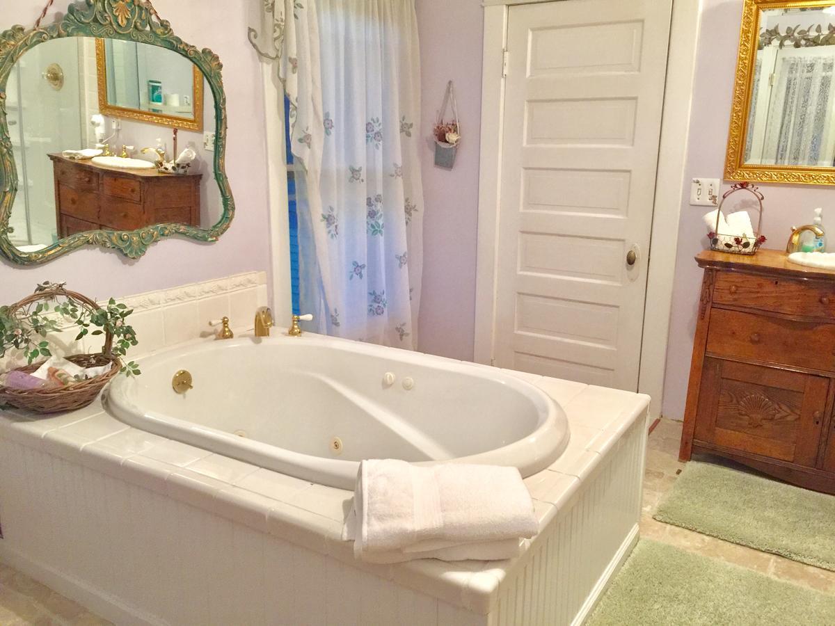 Scarlett House Victorian B & B Janesville Exteriör bild