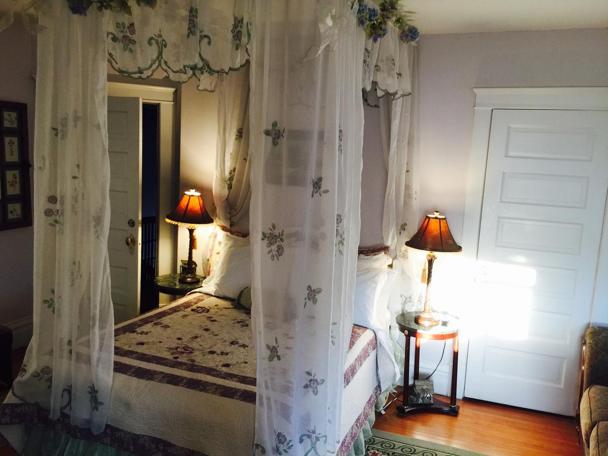 Scarlett House Victorian B & B Janesville Exteriör bild
