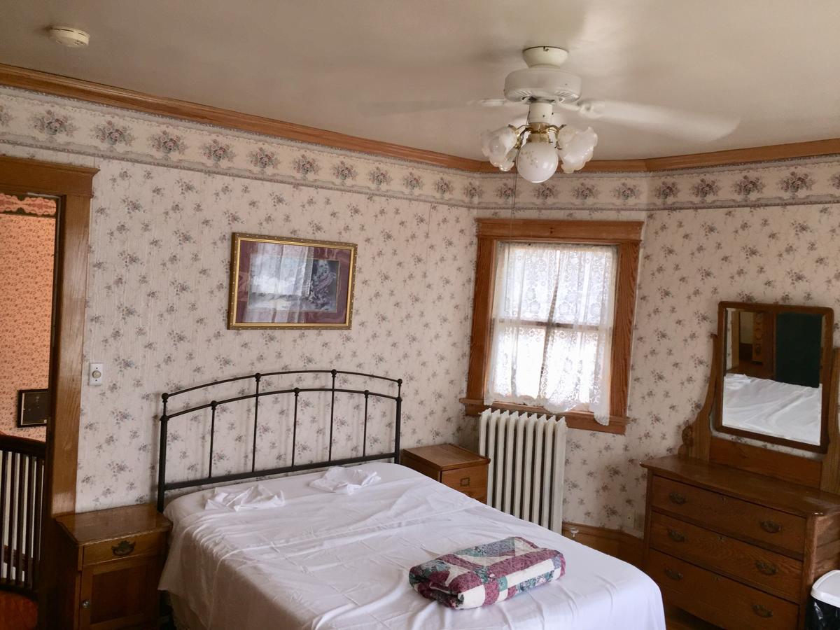 Scarlett House Victorian B & B Janesville Exteriör bild